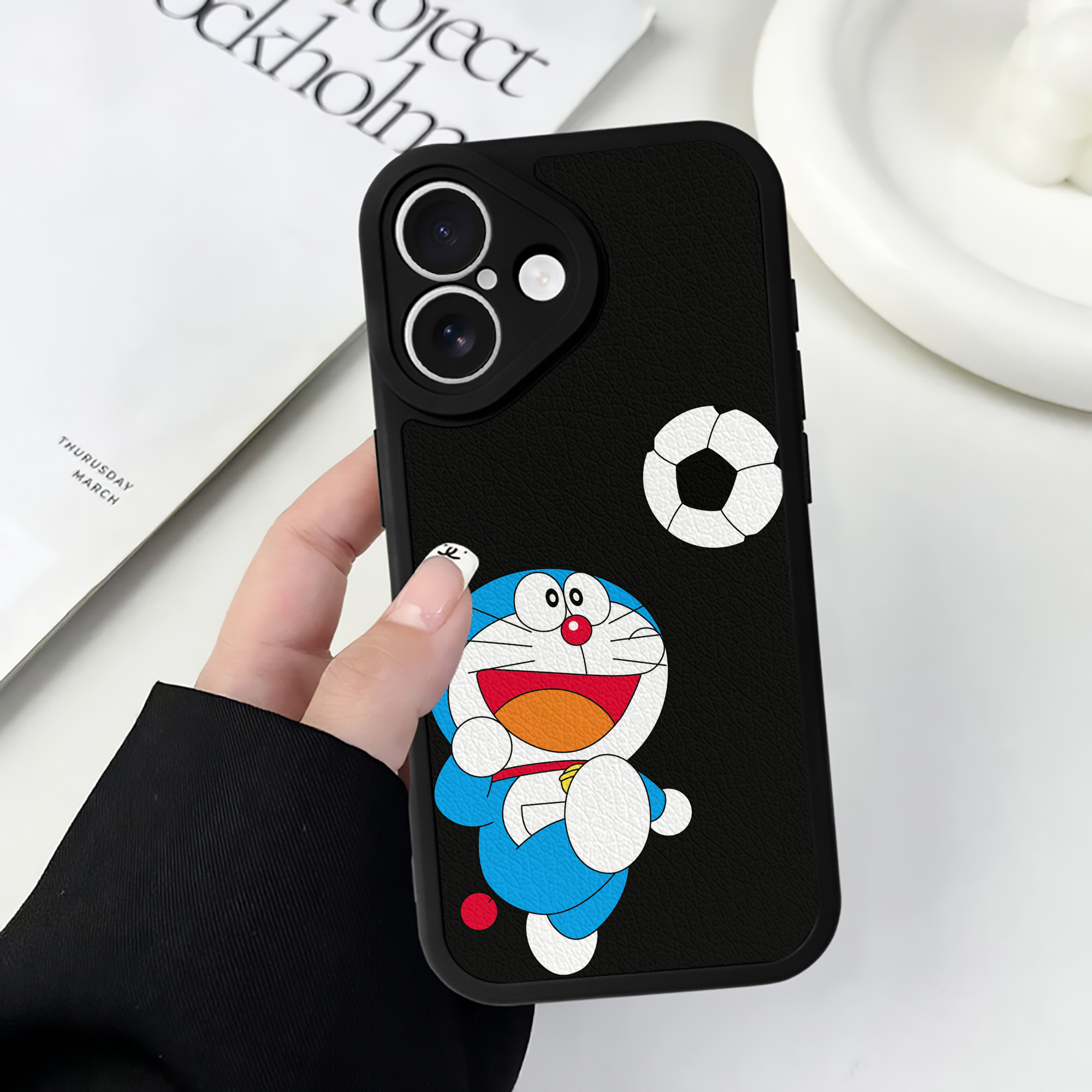 （画像用） ドラえもん Doraemon 【iPhone 16シリーズ対応】シリコンスマホケース（レザー調） 材質：シリコン